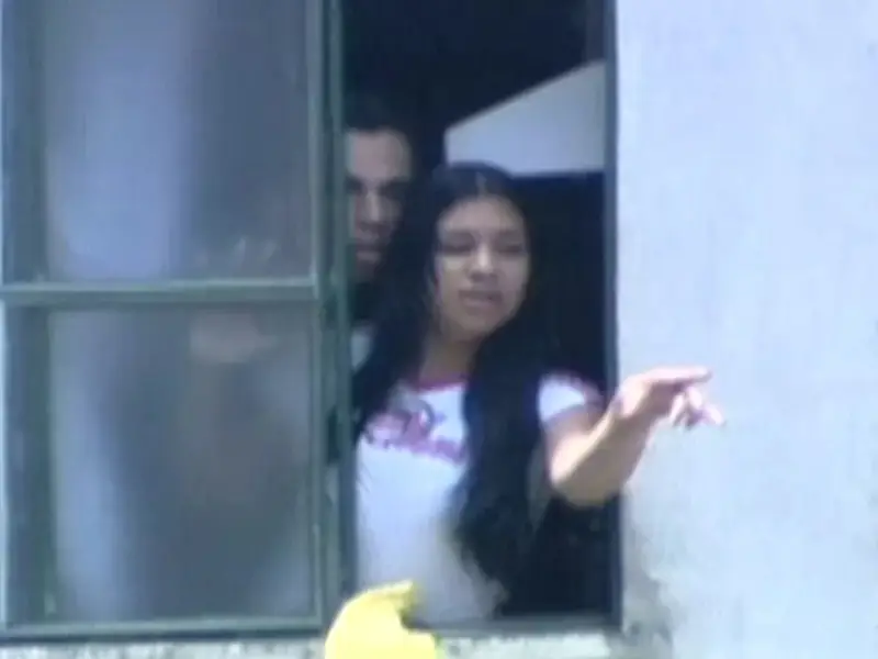 Eloá’yı kucağına alıp pencereye çıktı