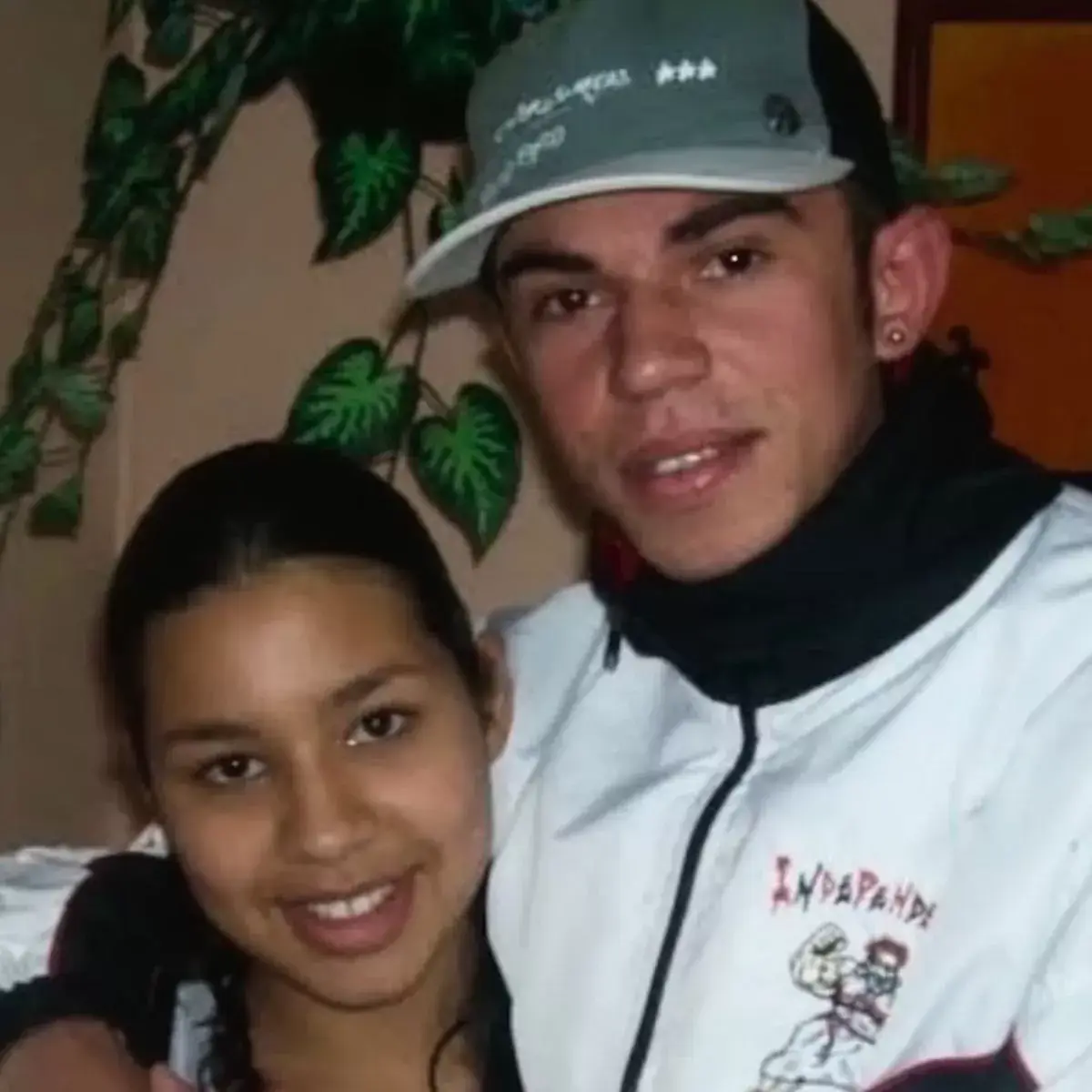 Eloá’yı kucağına alıp pencereye çıktı