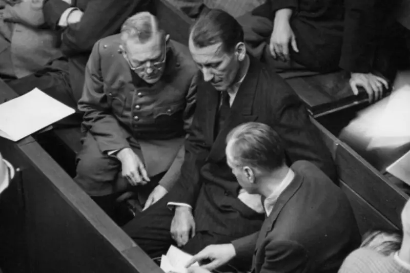 Mareşal Keitel, Dr. Ernst Kaltenbrunner ve Alfred Rosenberg, Nürnberg Savaş Suçları Mahkemelerinde.